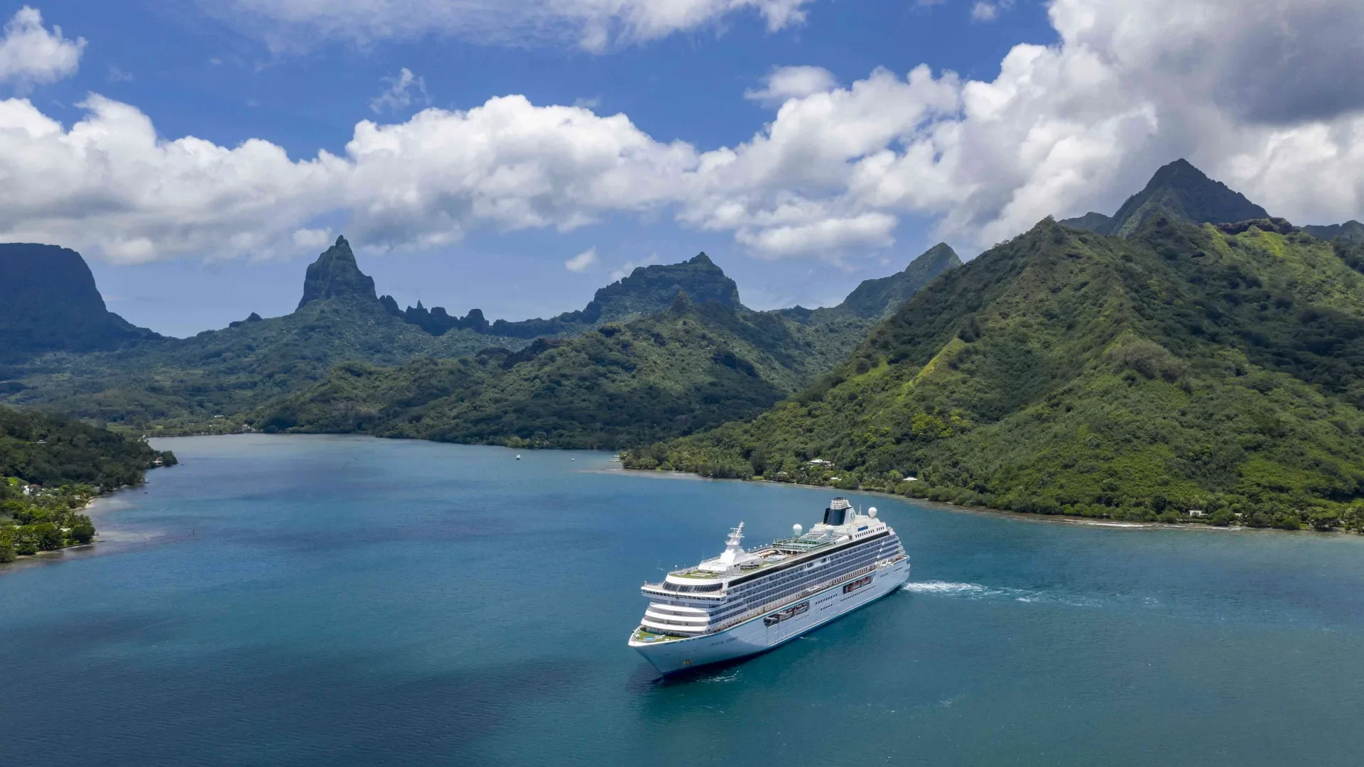 Cruise ship in Moorea © Tahiti Tourisme