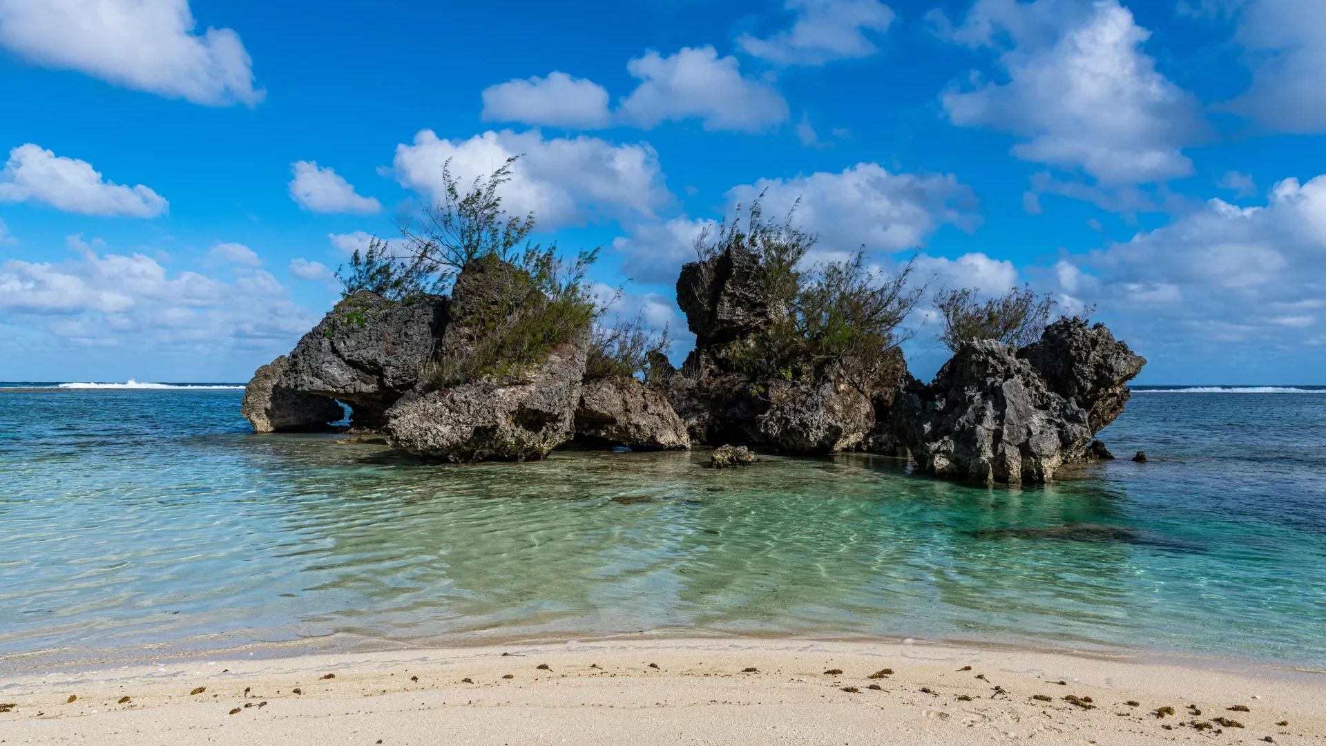 Naairoa beach, Rurutu © Michael Runkel