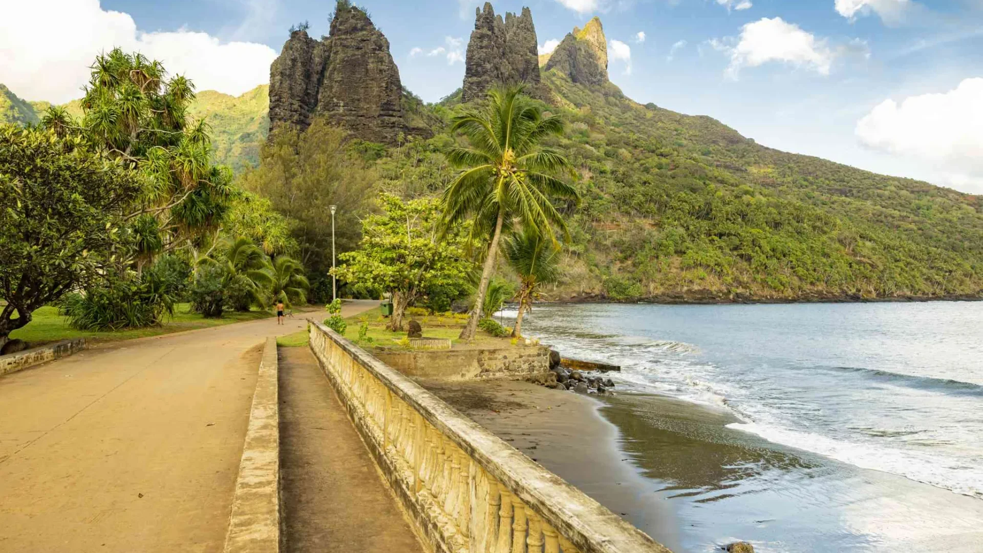 The beach and bridge of the village of Hatiheu in Nuku Hiva © Grégoire Le Bacon