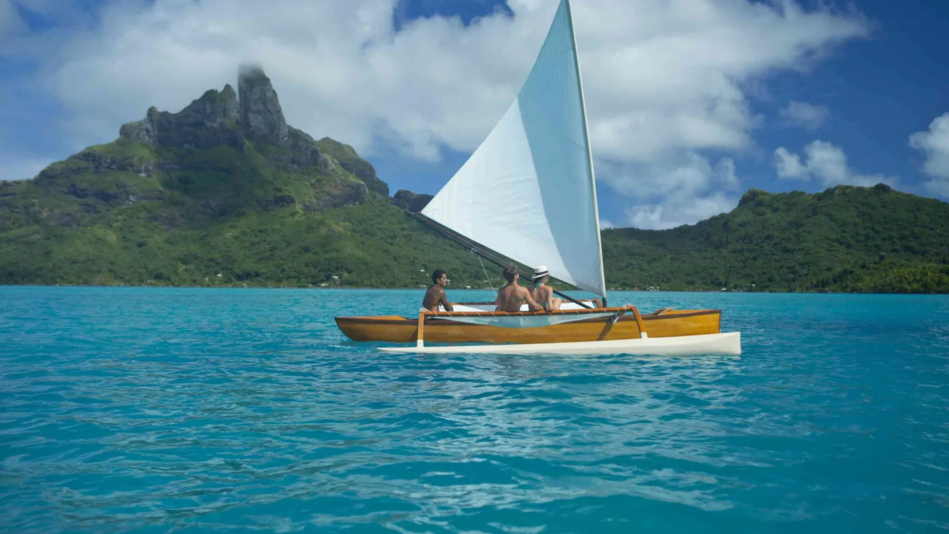 Sailing canoe in Bora Bora © Grégoire Le Bacon