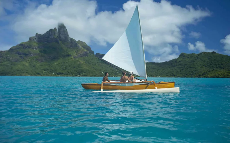 Sailing canoe in Bora Bora © Grégoire Le Bacon