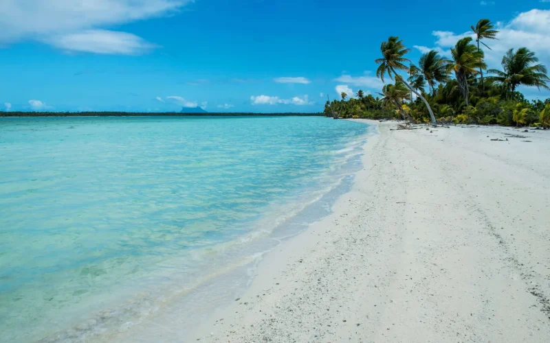 White sand beach on one of Bora Bora's motu © Hino Itaru