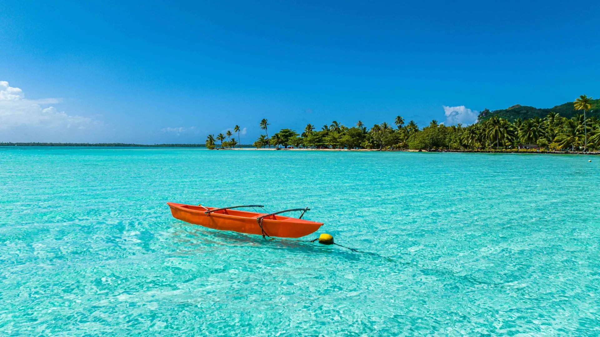 Pirogue on clear water in Maupiti©_Michael Runkel