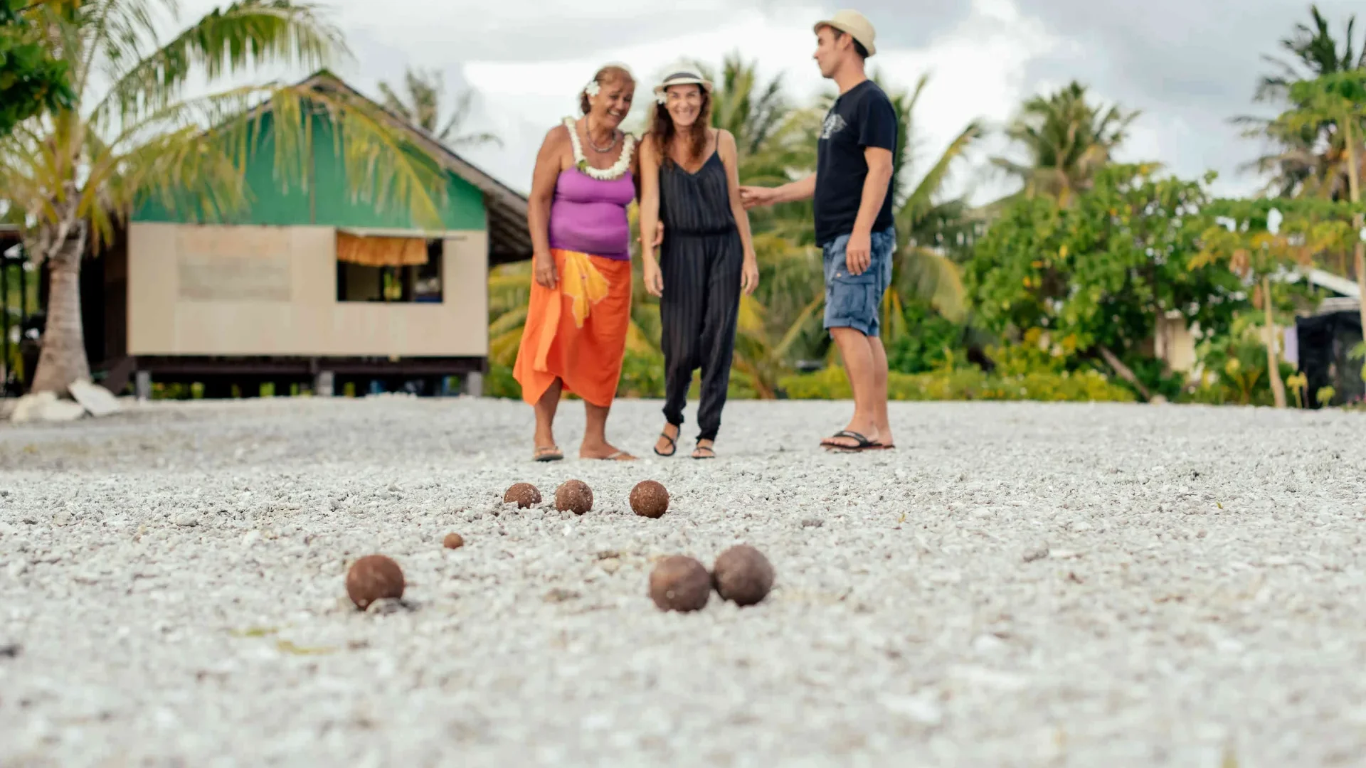 Playing petanque in Rangiroa© Hélène Havard