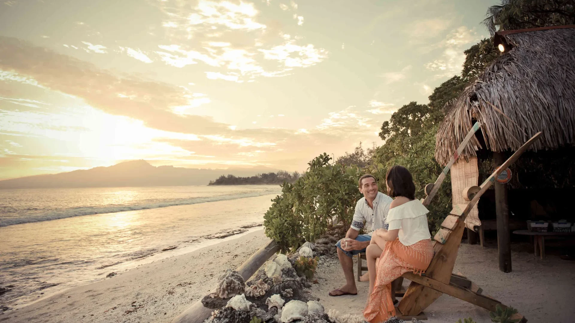 Couple admiring the sunset from their bungalow in Moorea © Hélène Havard