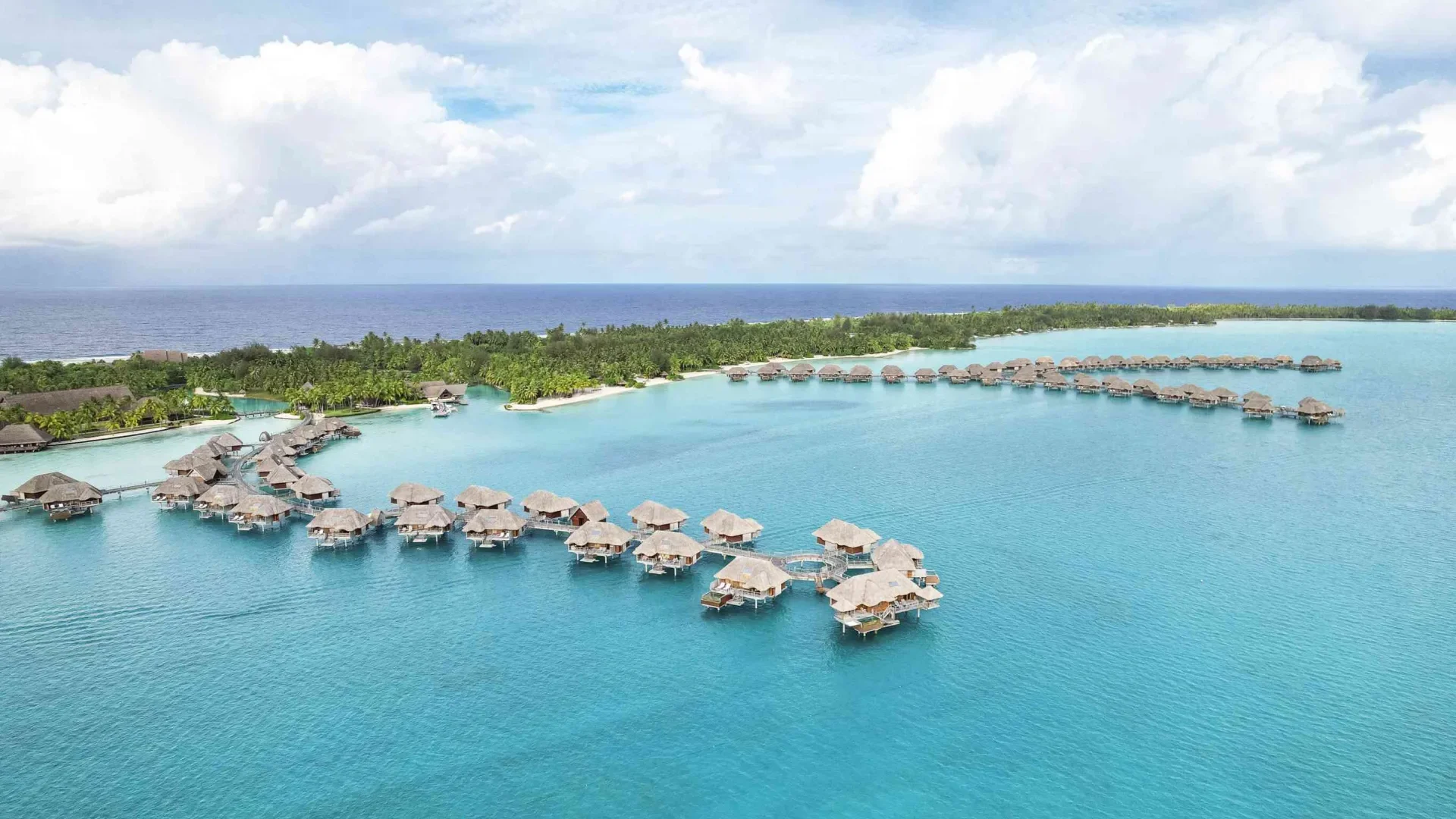 Hotel bungalows in Bora Bora© Grégoire Le Bacon _ LionAiles