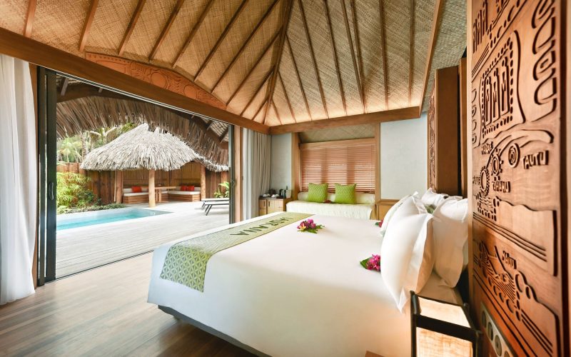 Room in a villa overlooking the pool c Tahiti Tourisme