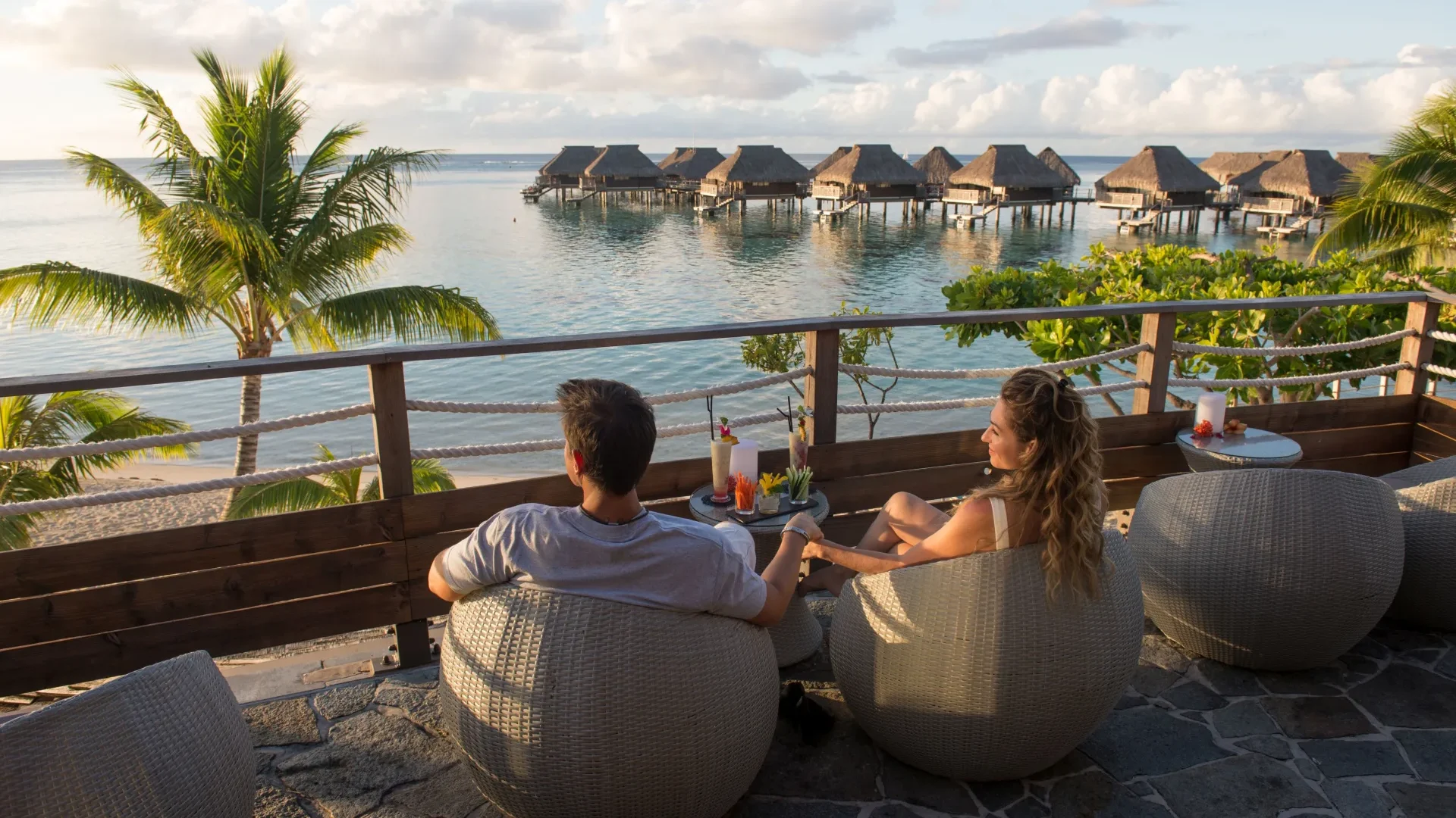 A romantic aperitif at sunset c Tahiti Tourisme