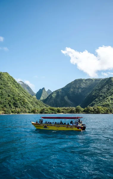Boat trip to Teahupo'o the end of the road, Tahiti © Ra'i Mao