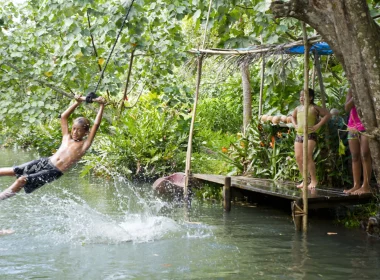 Les enfants s'amusant à la rivière de Faaroa © Tahiti Tourisme